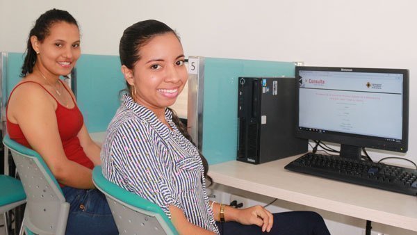 Estudiante consulta bases de datos en Biblioteca de UPB Montería