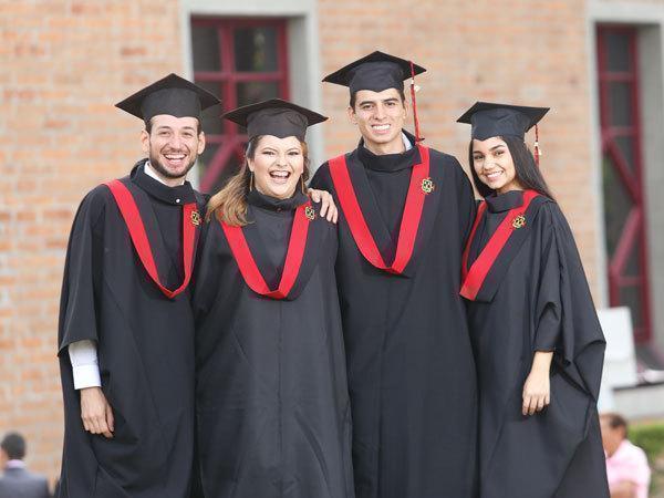 Grupo de graduados de la UPB