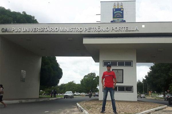 Andrés Felipe en el campus de la Universidad