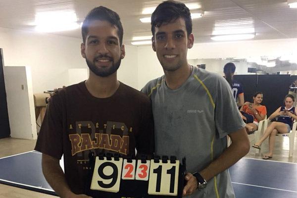 Andrés Felipe al finalizar el juego y definirse como campeón del Torneo Universitario de Pin Pong