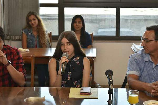 Dina Calero presentándose ante sus compañeros en la Universidad de San Juan en Argentina