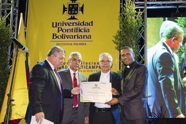 De izq. a der. : Odilmer Gutiérrez, secretario de Educación del departamento, Guillermo Serrano, secretario de Gestión Humana y Desarrollo Organizacional del dpto, Pbro. Julio Jairo Ceballos, rector general y Pbro. Raúl Jordán, rector seccional