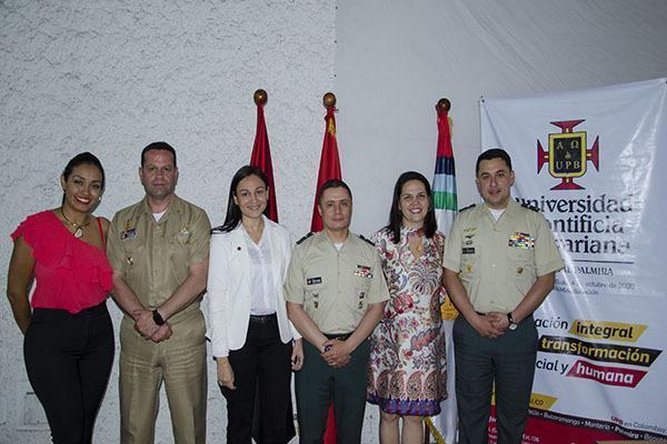 Izqda a Der.: Juez Primera Penal Militar, CF. Carlos Madrid, coord. Consultorio Jurídico UPB Diana Loaiza, Mayor Albert Correa, Directora Facultad de Derecho Giovanna Uribe, Dir. de la Escuela Mayor Luis Marcucci