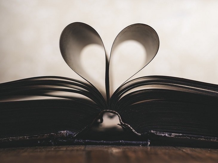 Libro abierto y dos páginas forman un corazón