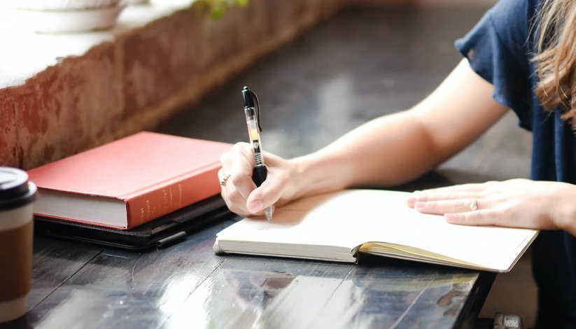 Mujer escribiendo en un cuaderno