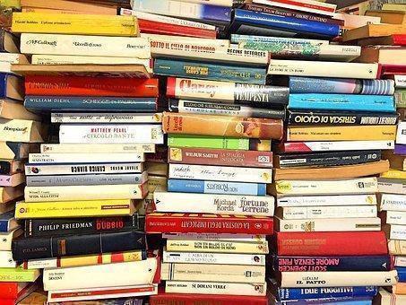 Libros apilados en desorden