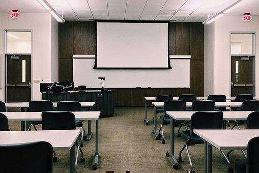 Salón de clase bien dotado: con mesas, sillas, computador, micrófono, tablero, pantallla...