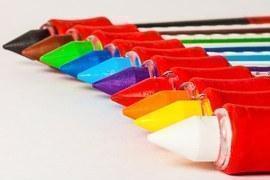 Sobre una superficie blanca se encuentran 10 crayolas de distintos colores.