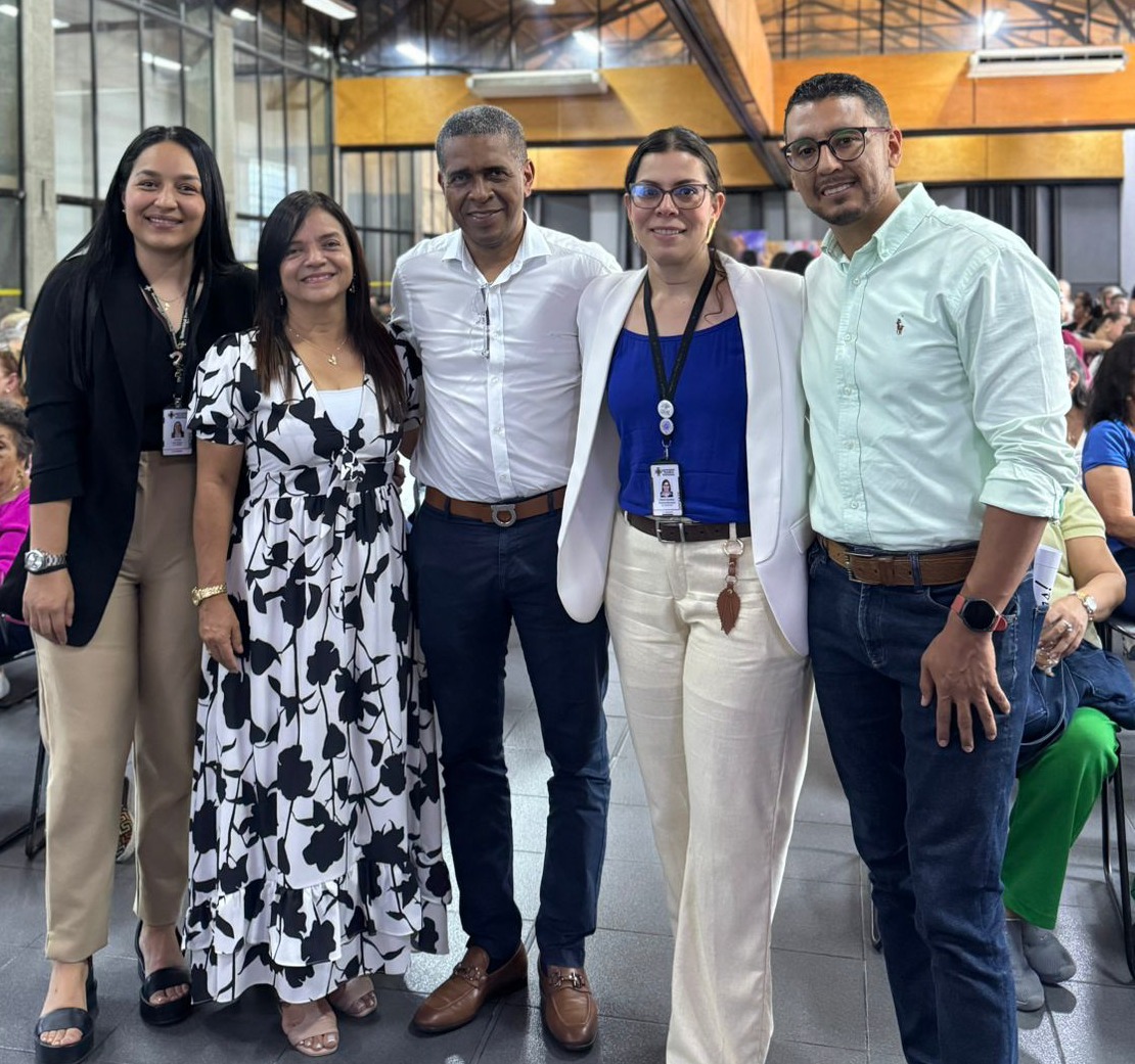 El rector Pbro. Raúl Jordán Balanta acompañado de la comunidad de adultos mayores