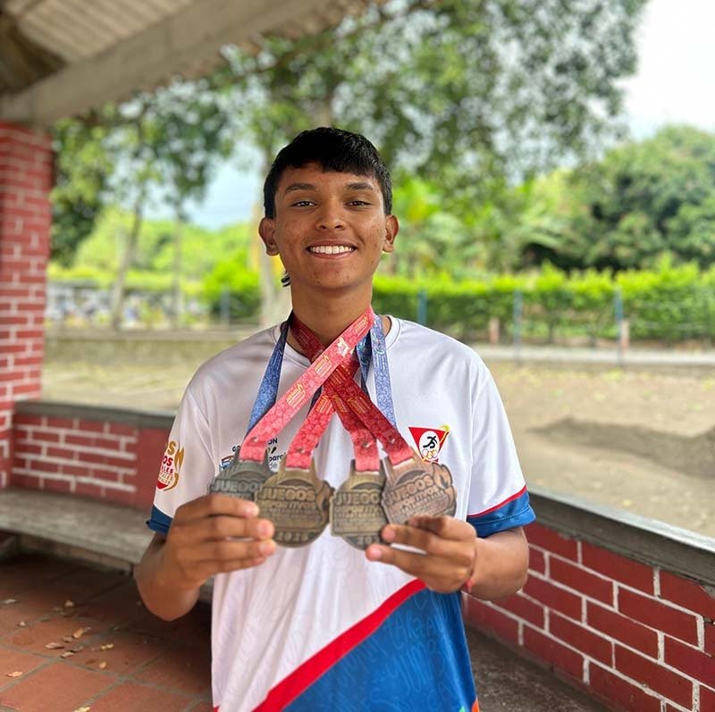 Juan Miguel con las medallas obtenidas en los Juegos Departamentales del Valle del Cauca