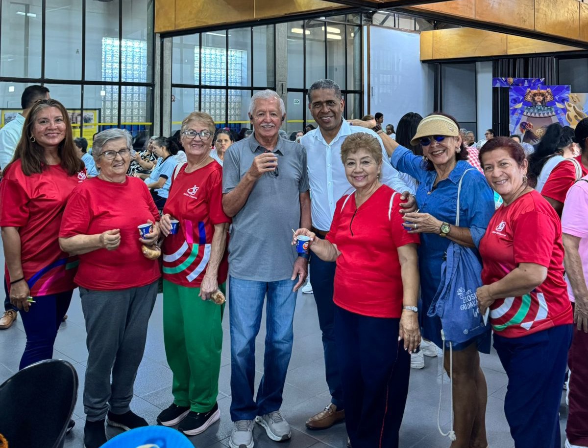 El rector Pbro. Raúl Jordán Balanta acompañado de la comunidad de adultos mayores