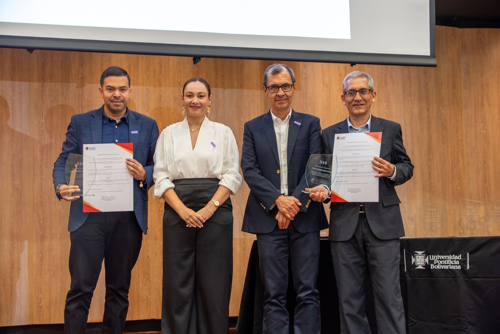 Reconocimiento especial a docentes de la facultad.