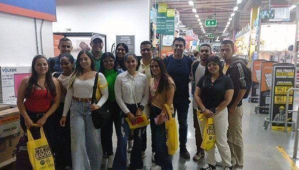 Estudiantes de posgrado en la visita a Homecenter