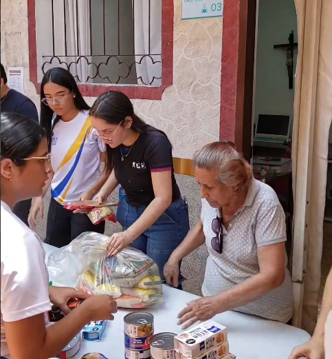 Nuestros líderes en su acto de voluntariado 
