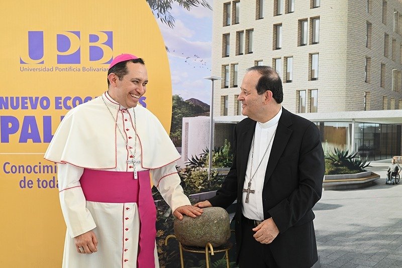 De izquierda a derecha: En la foto de izquierda a derecha: Obispo de la Diócesis de Palmira, Monseñor Rodrigo Gallego Trujillo y Monseñor Ricardo Tobón Restrepo, Arzobispo de Medellín y Gran Canciller de la UPB
