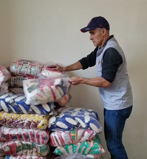Nuestros colaboradores en su acto de voluntariado / organizando las donaciones recibidas