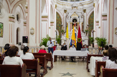 saludo del Rector UPB Palmira Pbro. Raúl Jordán Balanta, acompañado del Pbro. Luis Carlos González, párroco de la Catedral y el Obispo de la Diócesis de Palmira, Monseñor Edgar de Jesús García Gil 
