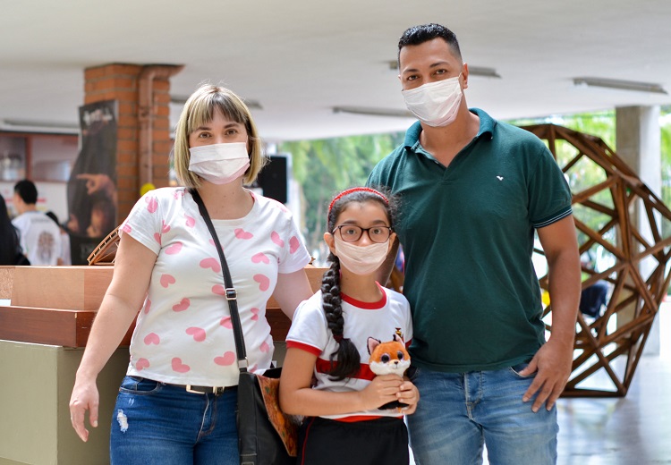 Padres de familia con su hija