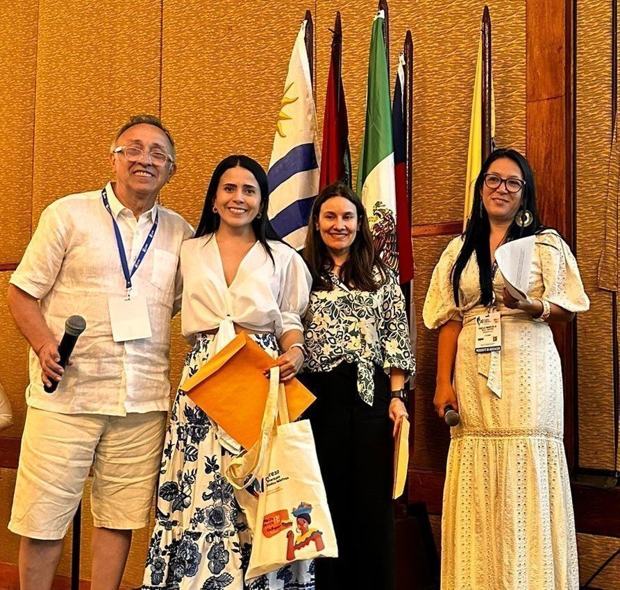 foto de estudiantes y profes en el congreso de pie