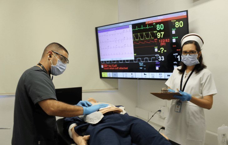 Médicos revisando paciente