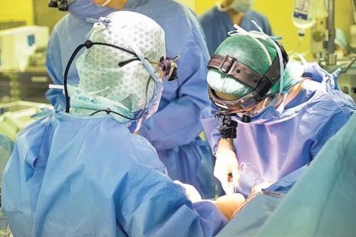 Médicos realizando cirugía