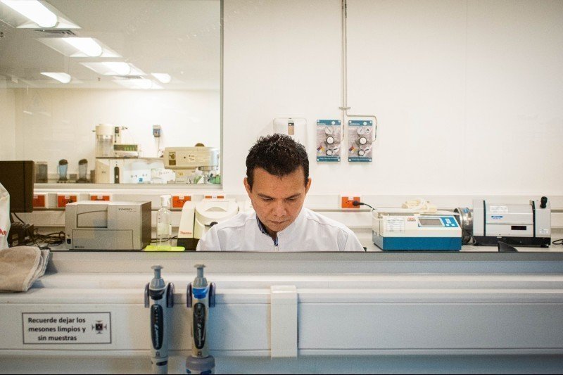 Nelson Escobar Mora en el laboratorio
