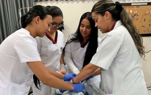 Estudiantes de especialización manipulando instrumentos médicos
