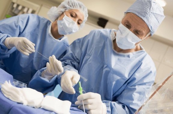 Médicos manipulando instrumentos quirúrgicos