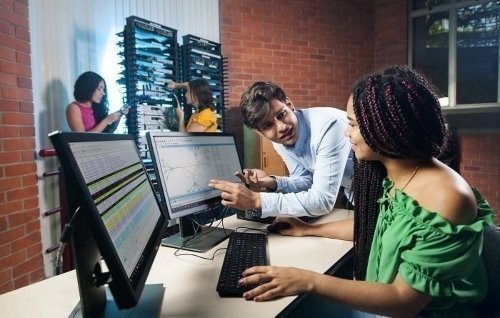 Dos estudiantes trabajando en computadores