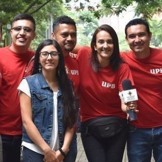 Estudiantes con camisa roja de la UPB