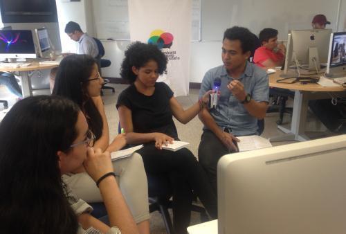 Estudiantes jóvenes en periodismo universitario