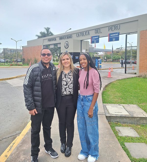 Gustavo Adolfo Valencia Franco y Naygiebe Liseth Cobo Torres en la Pontificia Universidad Católica del Perú (PUCP) 