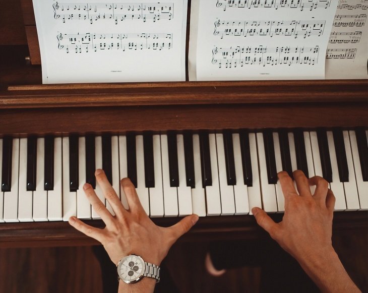 Piano y notas musicales