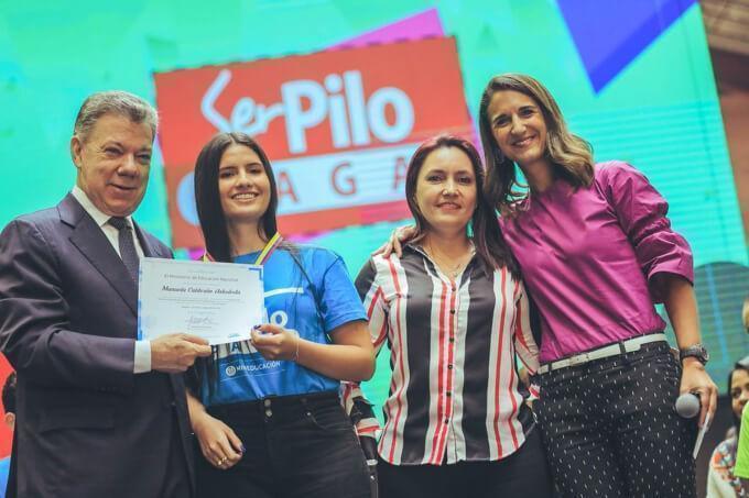 Manuela y su madre durante evento de reconocimientos