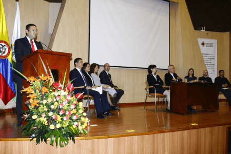 El Decano de la Escuela de Ingenierías, Doctor Roberto Carlos Hincapié, realizó el discurso en nombre de las nuevas directivas