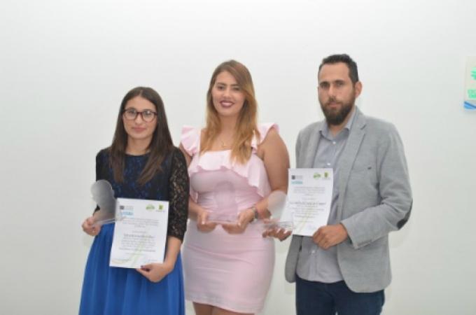 El profesor Joaquín Gómez (izquierda) recibe el premio en representación de Santiago Jaramillo. Foto José Fernando Tangarife, LA PATRIA. 2017