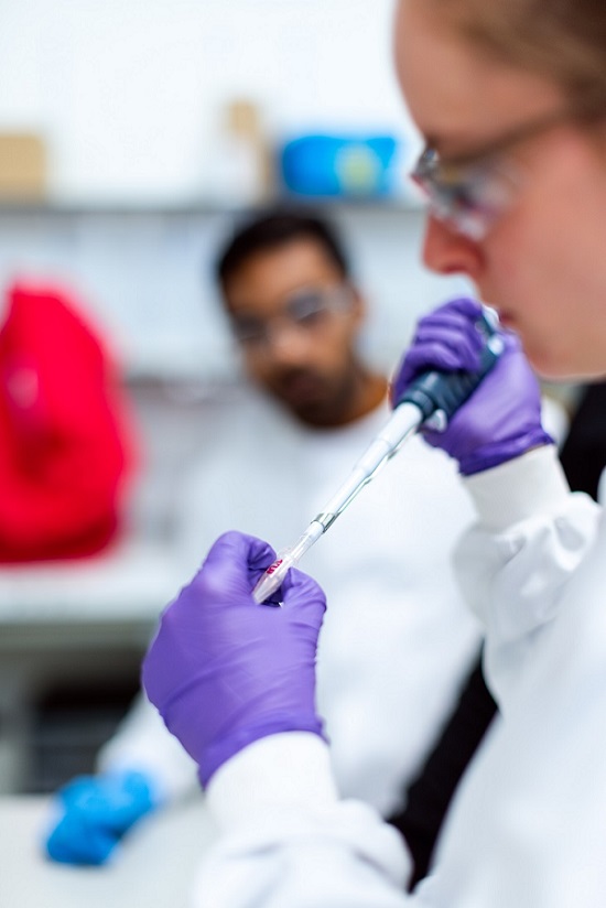 Mujer en laboratorio