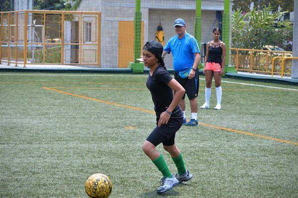 estudiante jugando fútbol femenino