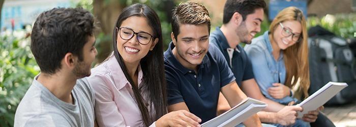 Estudiantes mirando unos cuadernos