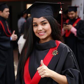 Estudiante mujer en su ceremonia de graduación