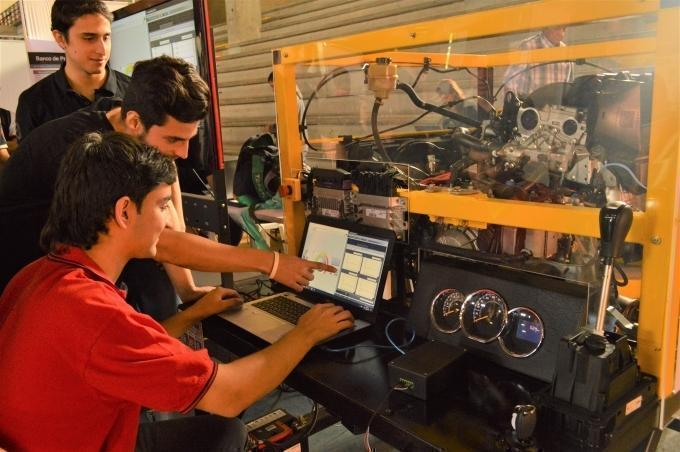 Estudiantes realizando pruebas con la interfaz y el motor.