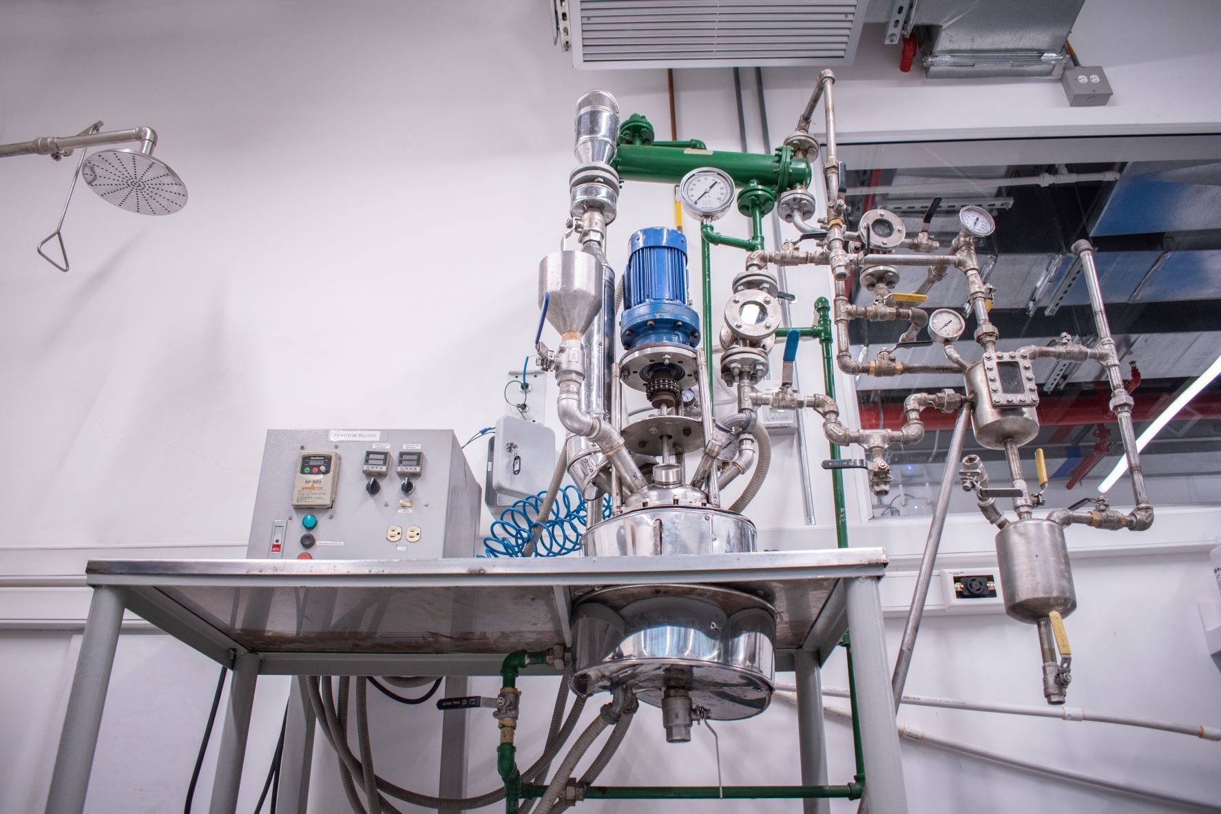 Sistema de reacción tipo batch con posibilidad de reintegrar condensados, el cual trabaja a 300 psi y 600°C  