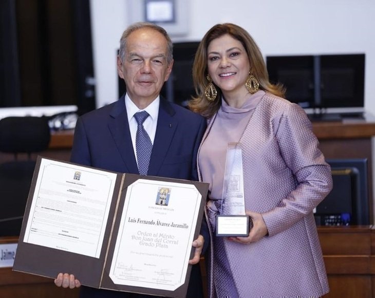 Luis Fernando Álvarez acompañado por su esposa.