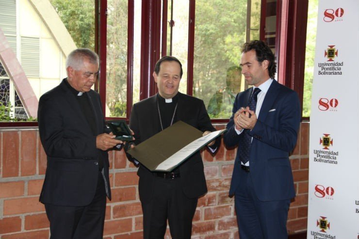 Alcalde de Medellín entregando el reconocimiento al Rector y al Arzobispo por los 80 años de la UPB