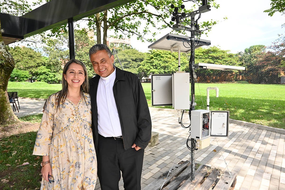 Diana Marín, líder del proyecto y padre Diego Marulanda Díaz, Rector General UPB