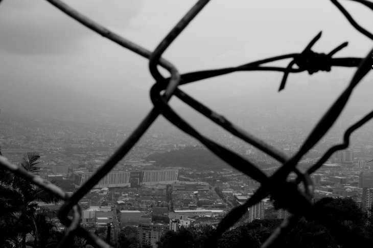 Fotografía de la ciudad a través de un enrejado 