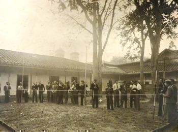 Estudiantes de Química Industrial en 1938. Se encuentran en el patio central del seminario conciliar.