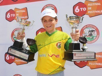 Julián Sánchez Muñoz sostiene los dos trofeos