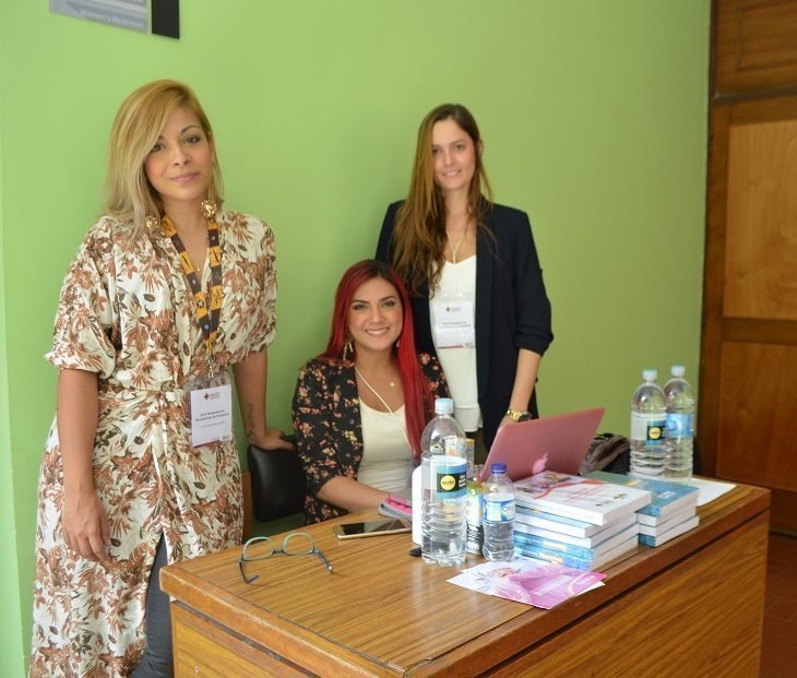 Organizadoras del XIII Simposio de residentes de pediatría: tácticas y prácticas pediátricas sonriendo para una fotografía