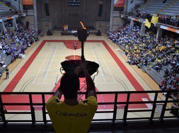 llama encendida por deportista durante la inauguración de los interfacultades 2017